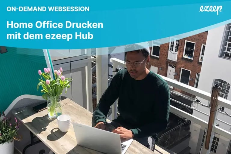 Person druckt Dokumente im Home Office