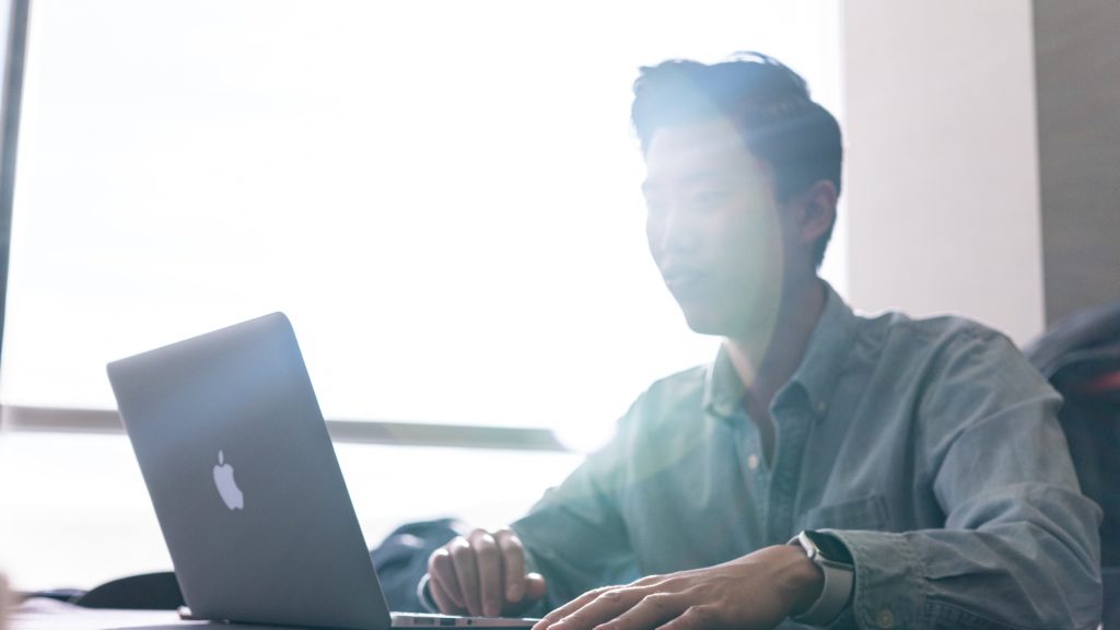 man working  with Windows Virtual Desktop on Mac