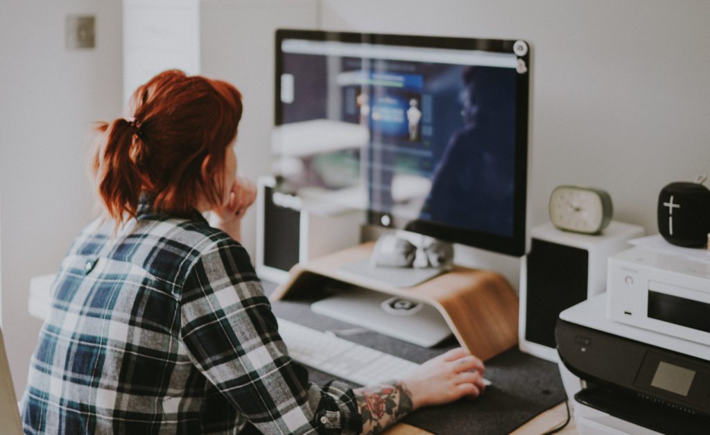 Frau am Homeoffice-Arbeitsplatz